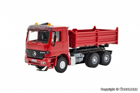 Viessmann 8014 H0 MB ACTROS 3-axle dump truck with rotating lights, red, basic, functional model