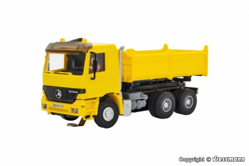 Viessmann 8015 MB ACTROS 3-axle dump truck with rotating flashing lights, yellow, basic, functional model