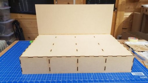 RLLDB002 – End Diorama Standard Baseboard 575mm x 375mm x 100mm With 9 Inch Side Backscene