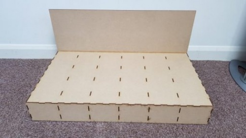 RLLDB003 – Diorama Maxi Baseboard 700mm x 400mm x 100mm With 9 Inch Backscene