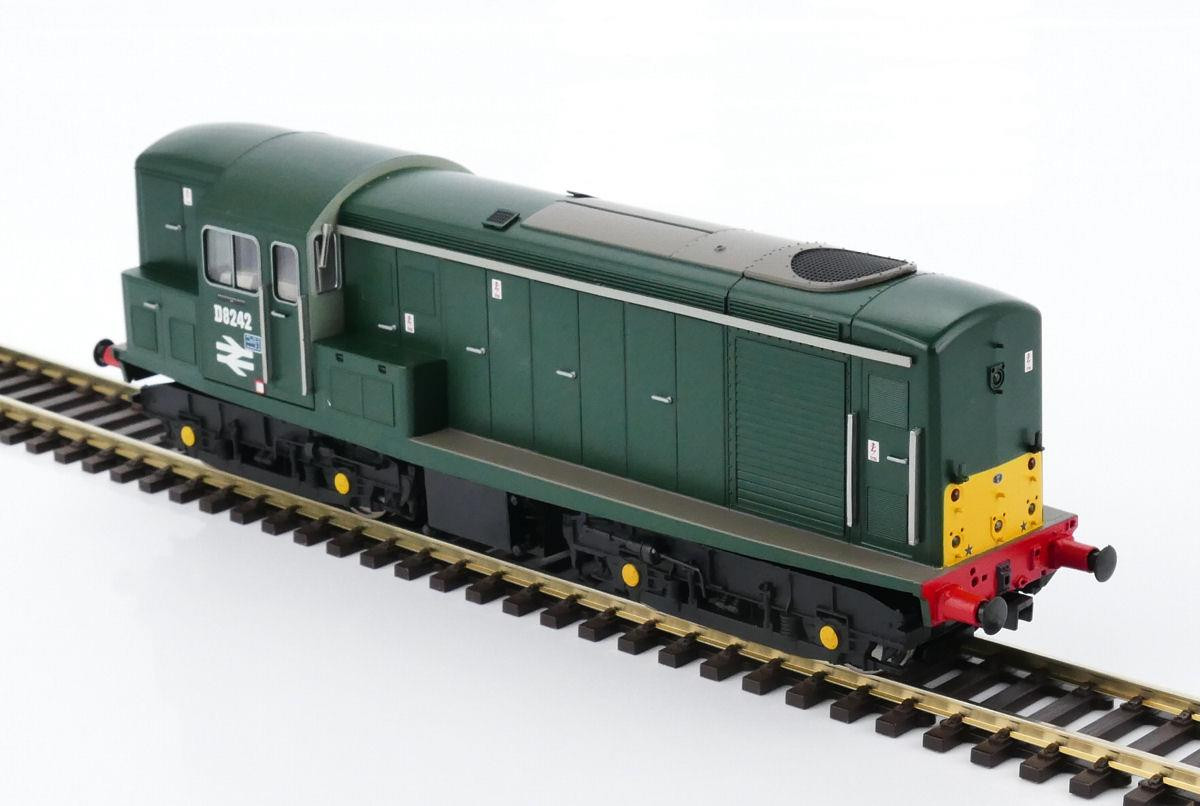 Heljan 1512 - Class 15 - D8242 Green With Small Yellow Panels - Seriffed Numbers And Double Arrows
