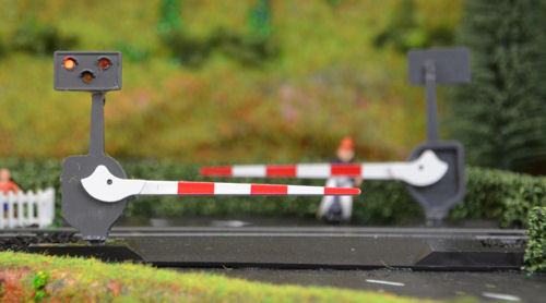 Train Tech LC10P Twin Level Crossing Barrier Set with Light & Sound for OO/HO
