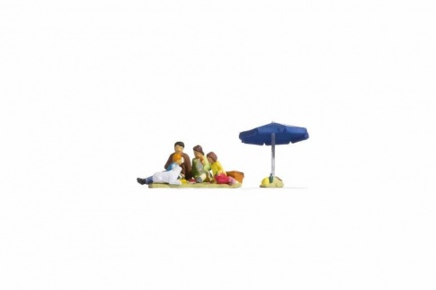 Noch 15599 Family Having A Picnic (4) Figure Set