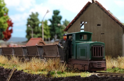 Narrow gauge train set with peat wagons