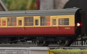 Train Tech CN22 Automatic Coach Lighting - Warm White/ Flickering Tail Light